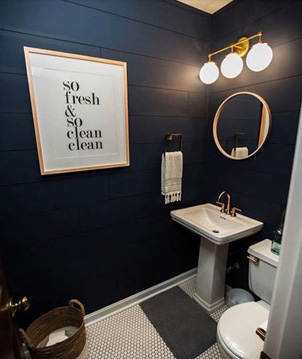 Quem disse que um banheiro pequeno também não pode receber cores escuras (Foto: Pinterest)