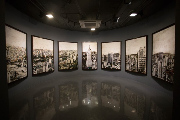 Vista 360: instalação no Farol Santander feita por Vik Muniz, com fotos ilustrando a vista do mirante (Foto Renato Suzuki / Divulgação)