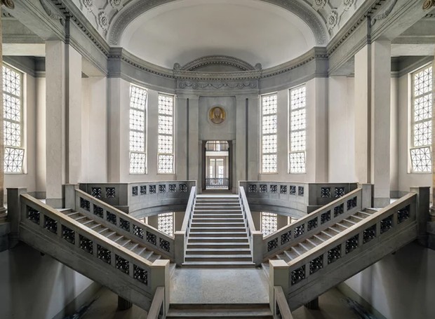 Escadaria em tribunal abandonado na Alemanha (Foto: Michael Schaw/ Reprodução) 