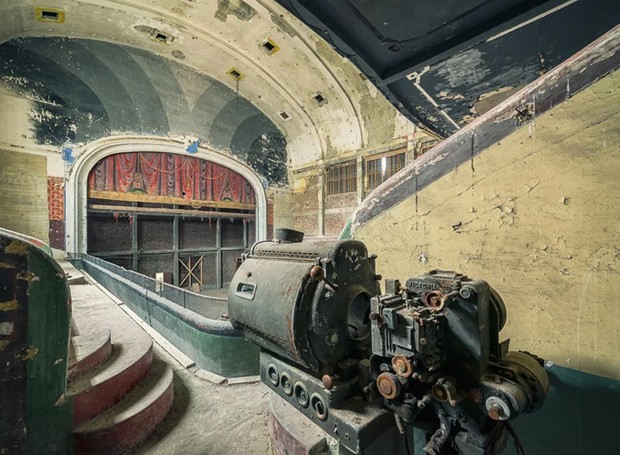 O teatro abandonado na Bélgica parece um cenário de filmes que se passam nos anos 60 (Foto: Michael Schaw/ Reprodução)