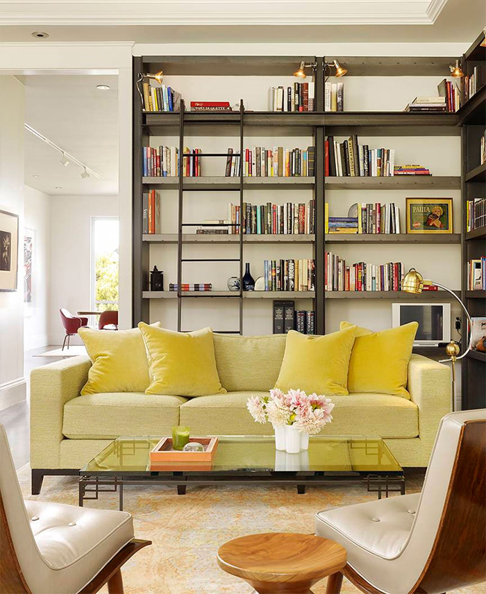 2-sofá-amarelo-com-estante-de-livros