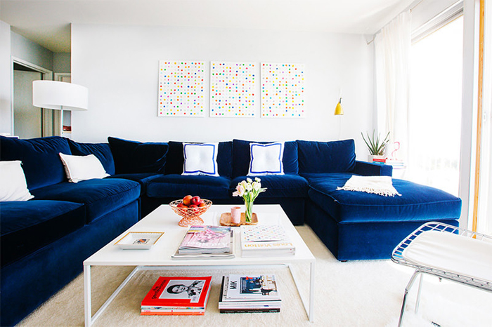 4-sofá-azul-escuro-com-paredes-claras