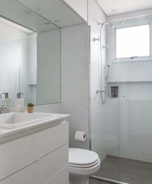 doob-arquitetura-banheiro-branco-piso-cimento-paredes-de-pastilha-58