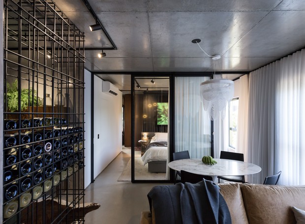 sala-living-ambientes-integrados-quarto-esquadria-pendente-adega-sofa