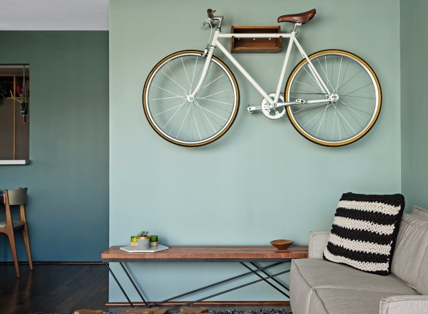sala-verde-e-branca-tapete-cinza-bicicleta-na-parede-sofa-bege-mesa-de-centro-de-madeira-20170717-_t9a8733